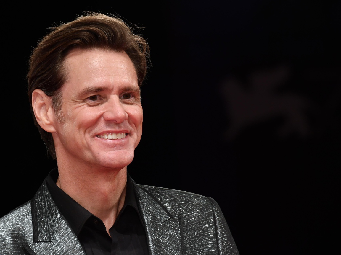 Американский актер Джим Керри улыбается