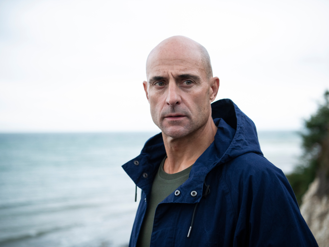 Брутальный актер Марк Стронг у моря