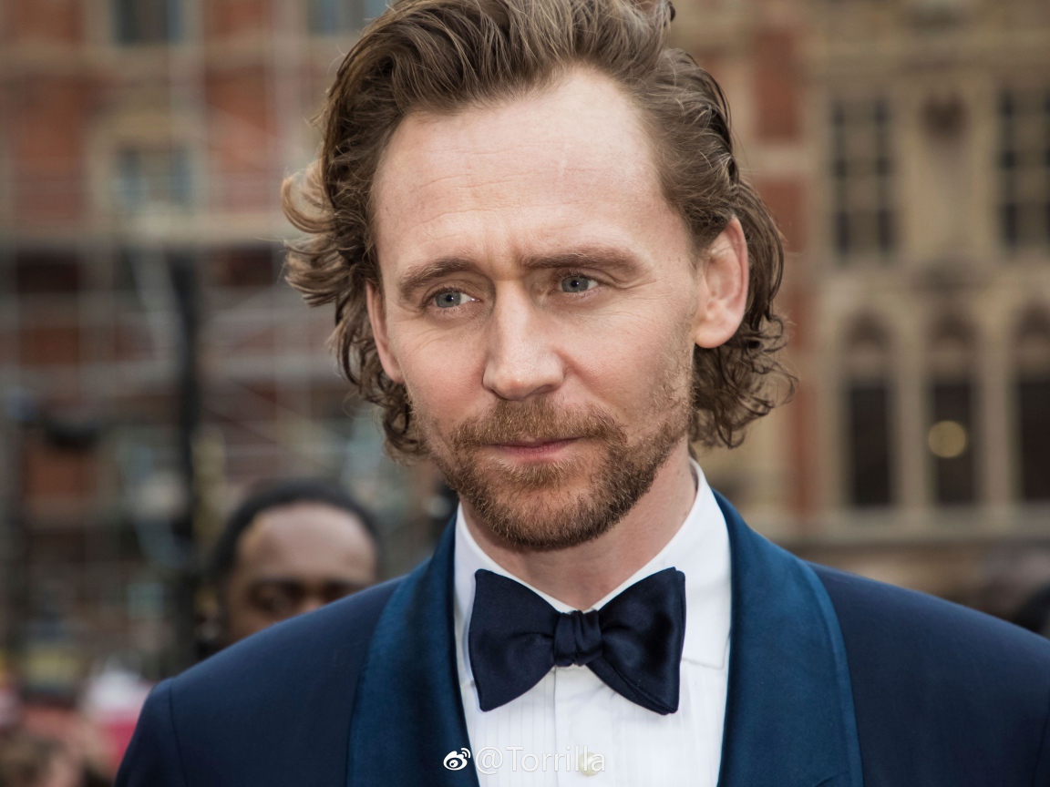 Английский актер Том Хиддлстон в костюме