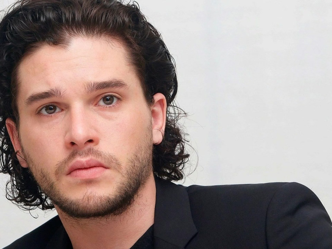 Красивый мужчина, британский актер  Кит Харингтон на белом фоне