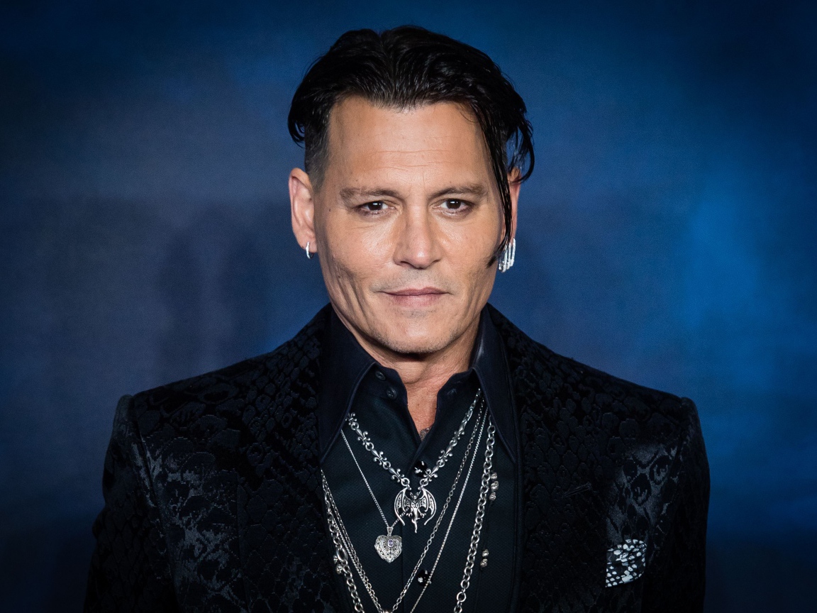 Популярный актер Джонни Депп в черном пиджаке