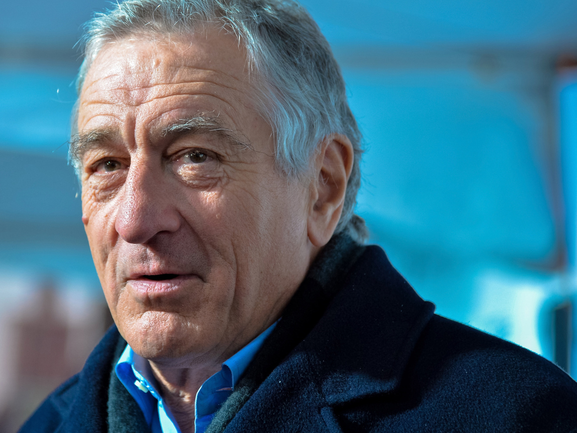 Популярный актер Роберт Де Ниро в пальто