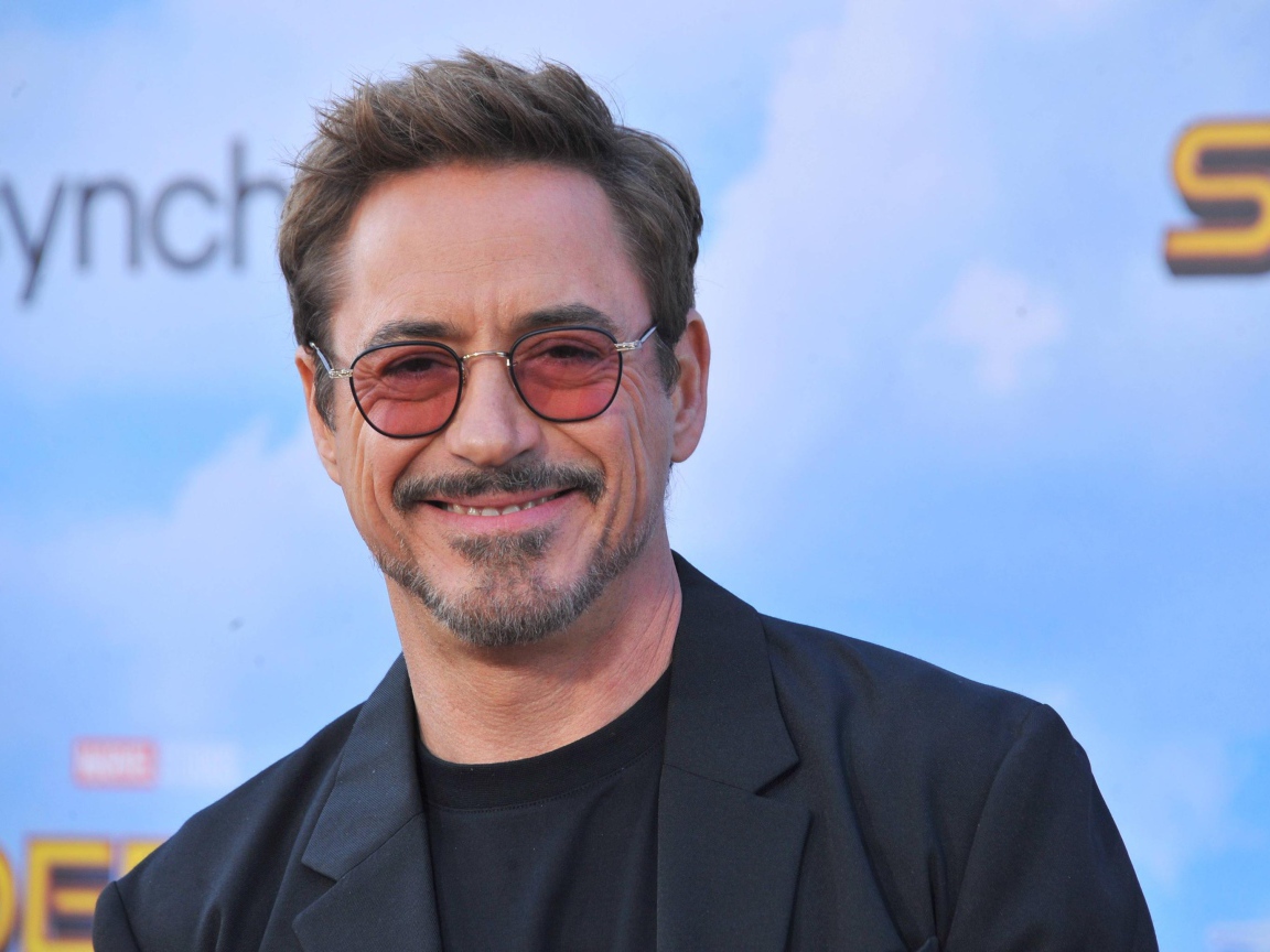 Улыбающийся мужчина, актер Роберт Дауни-младший