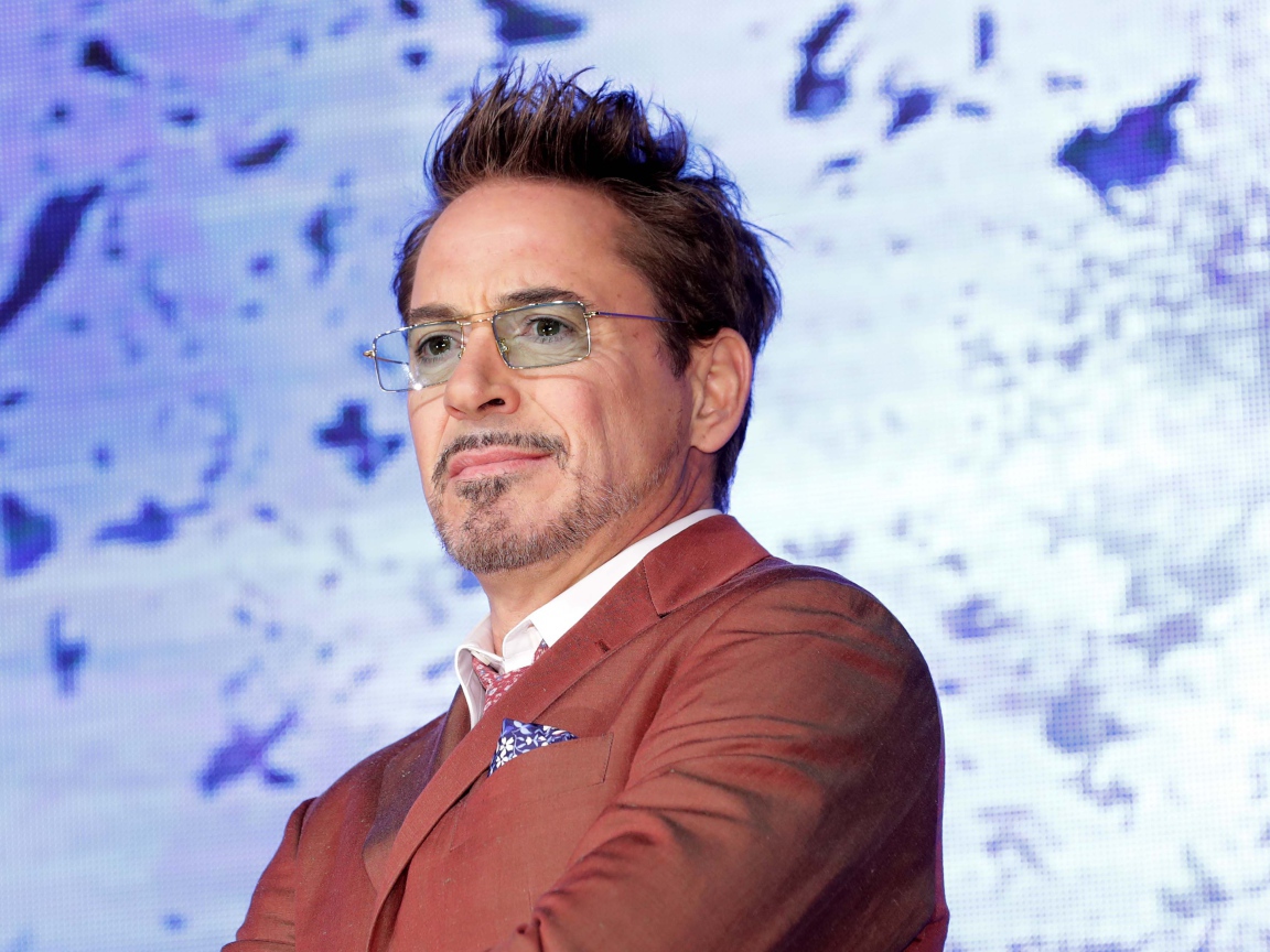 Стильный популярный актер Роберт Дауни-младший