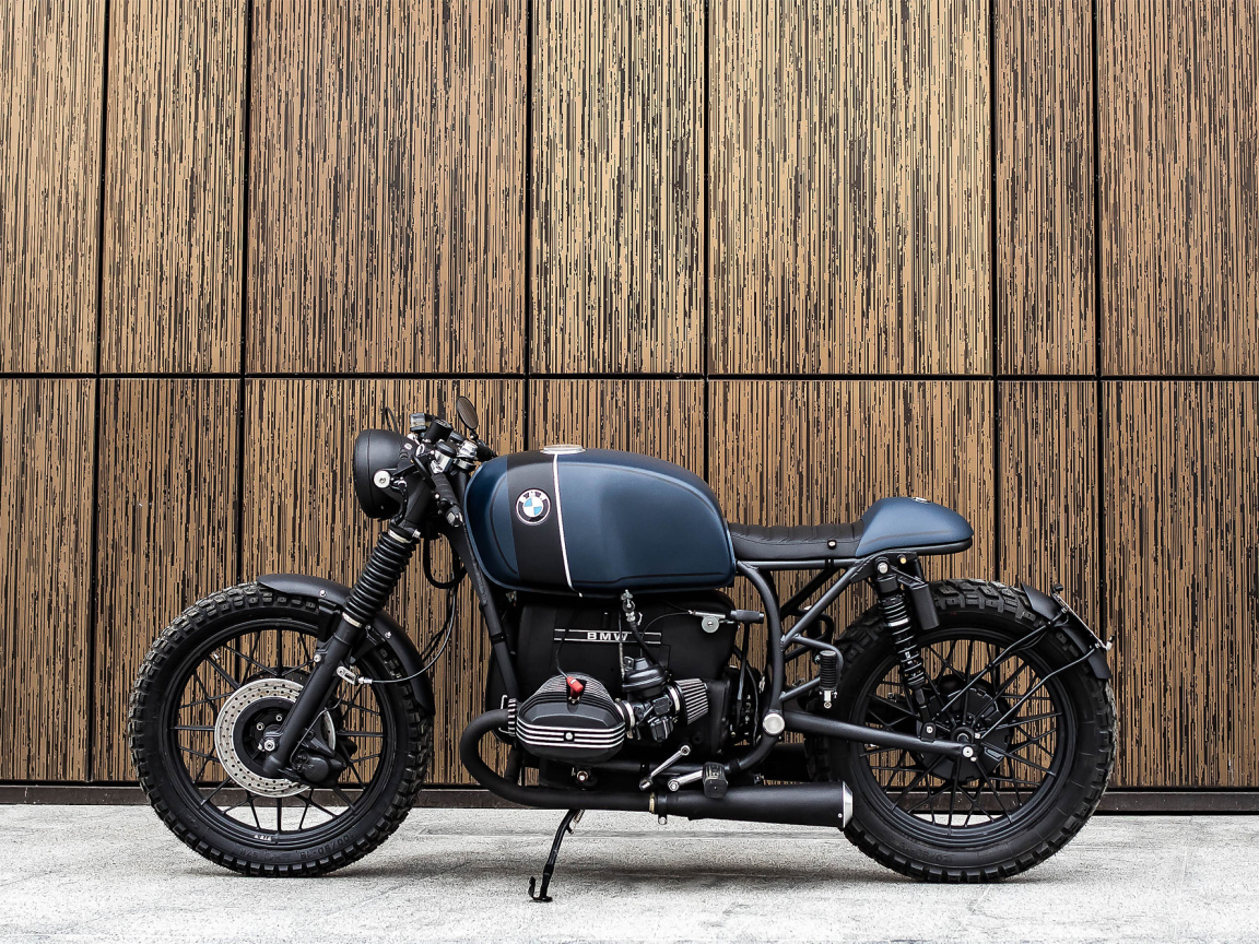 Мотоцикл Vagabund BMW R100R на фоне стены