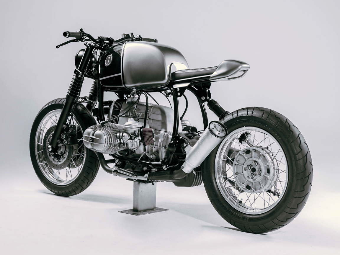 Мотоцикл Vagabund BMW R100R на сером фоне вид сзади