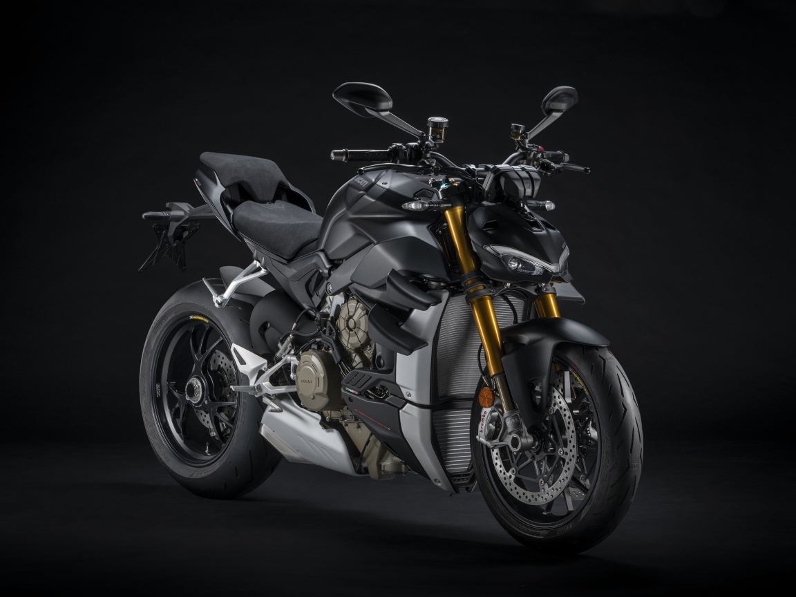 Черный мотоцикл Ducati V4 Streetfighter, 2021 года на сером фоне