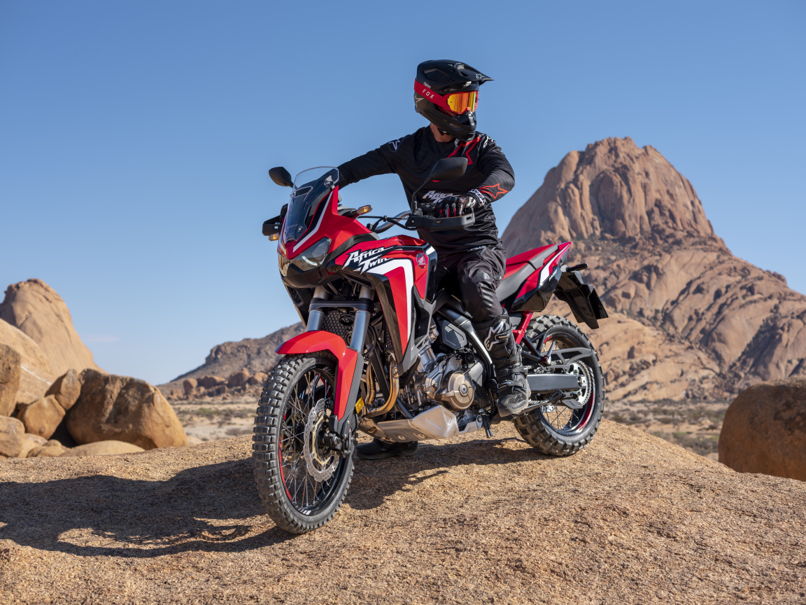 Красный спортивный мотоцикл Honda CRF1100L Africa Twin, 2021 года на бездорожье