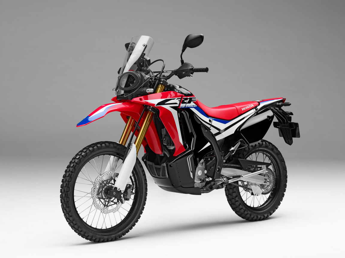 Спортивный мотоцикл Honda crf250l Rally на сером фоне