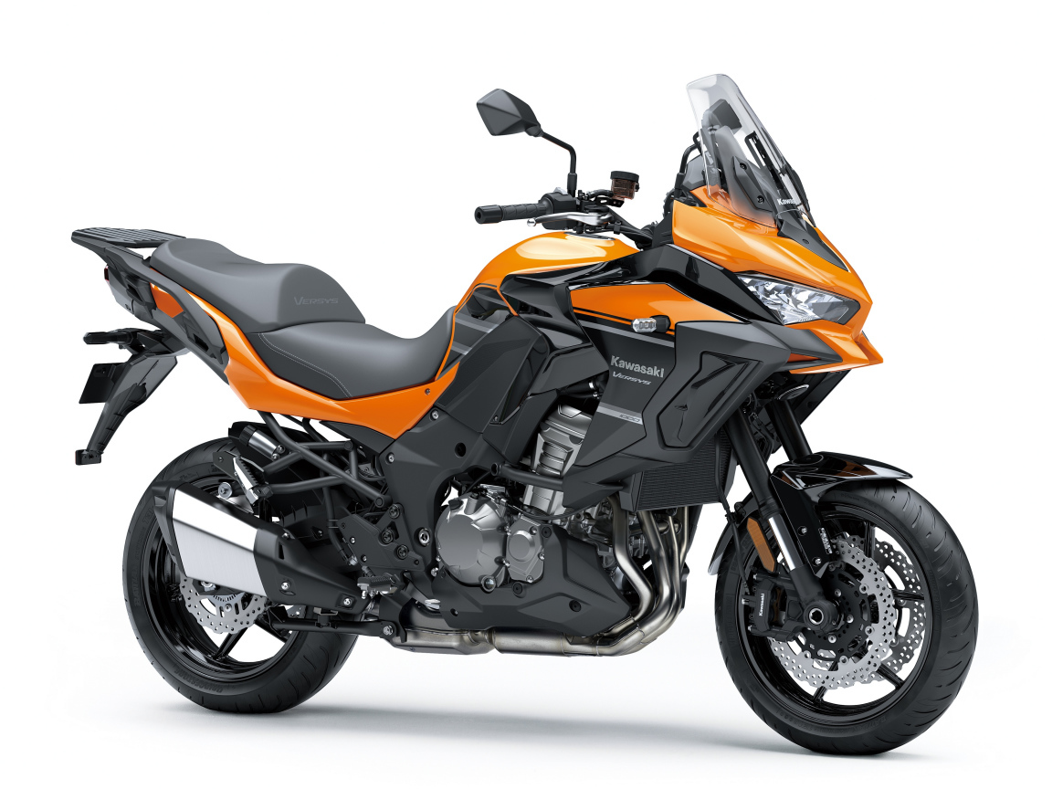 Большой мотоцикл Kawasaki Versys 1000 SE LT на белом фоне