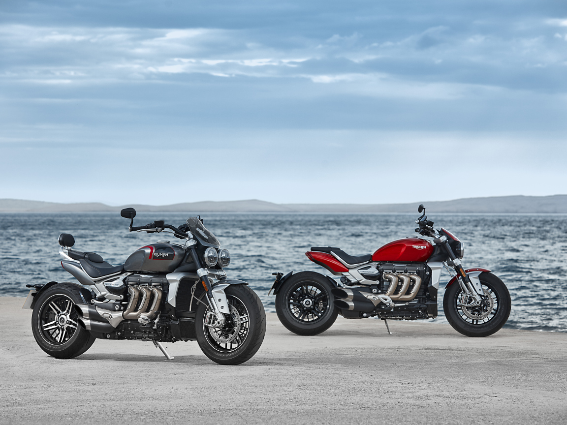 Два мотоцикла Triumph Rocket 3, 2021 года на берегу