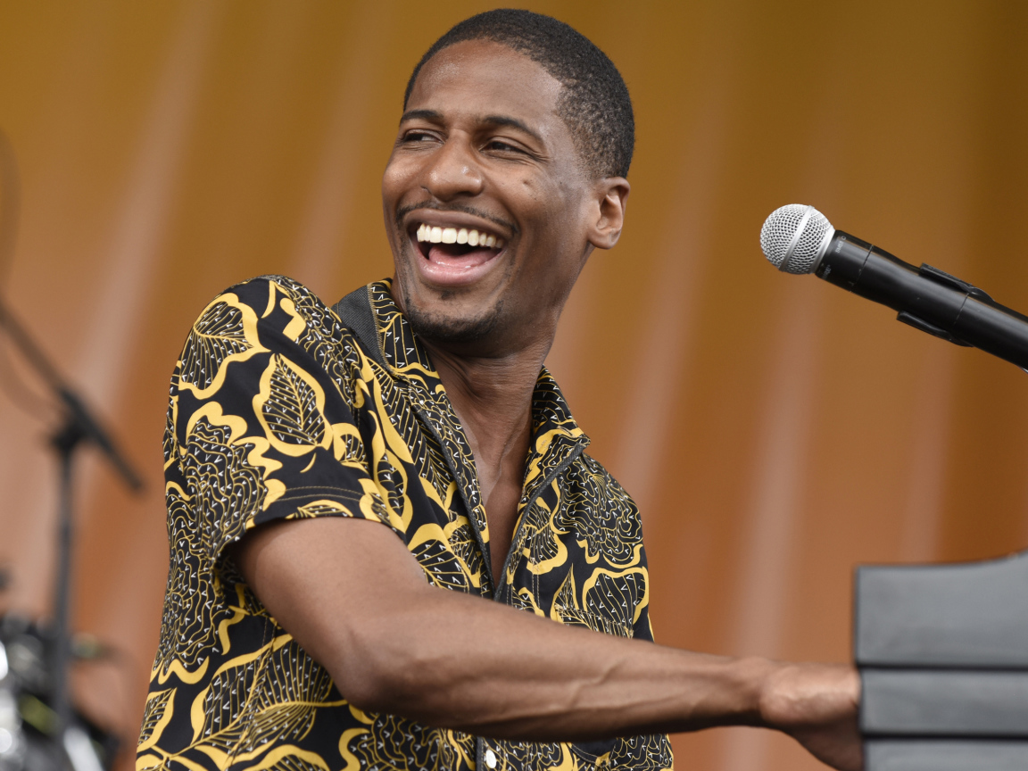 Американский музыкант Джонатан Батисте с микрофоном