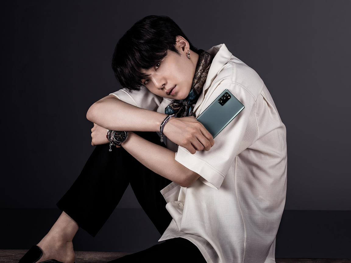 Участник группы BTS Suga на сером фоне