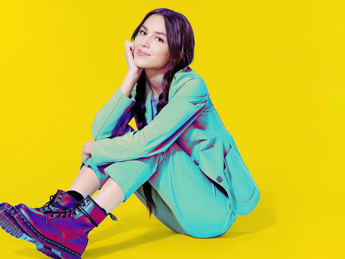 Певица Оливия Родриго на желтом фоне