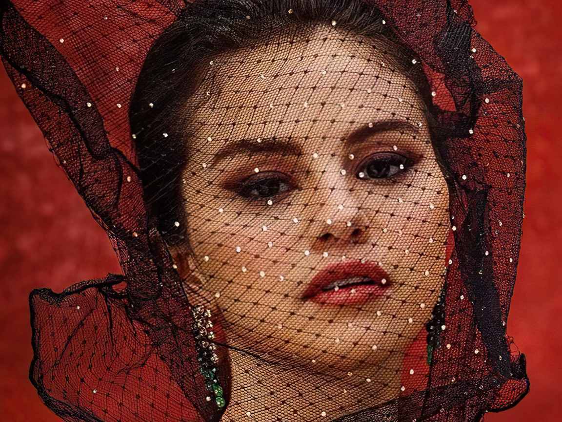 Певица Селена Гомес с вуалью на лице