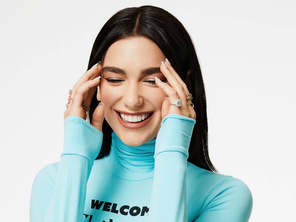 Улыбающаяся девушка певица Дуа Липа