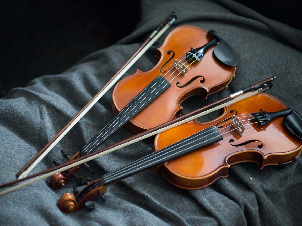 Две деревянные скрипки на ткани 