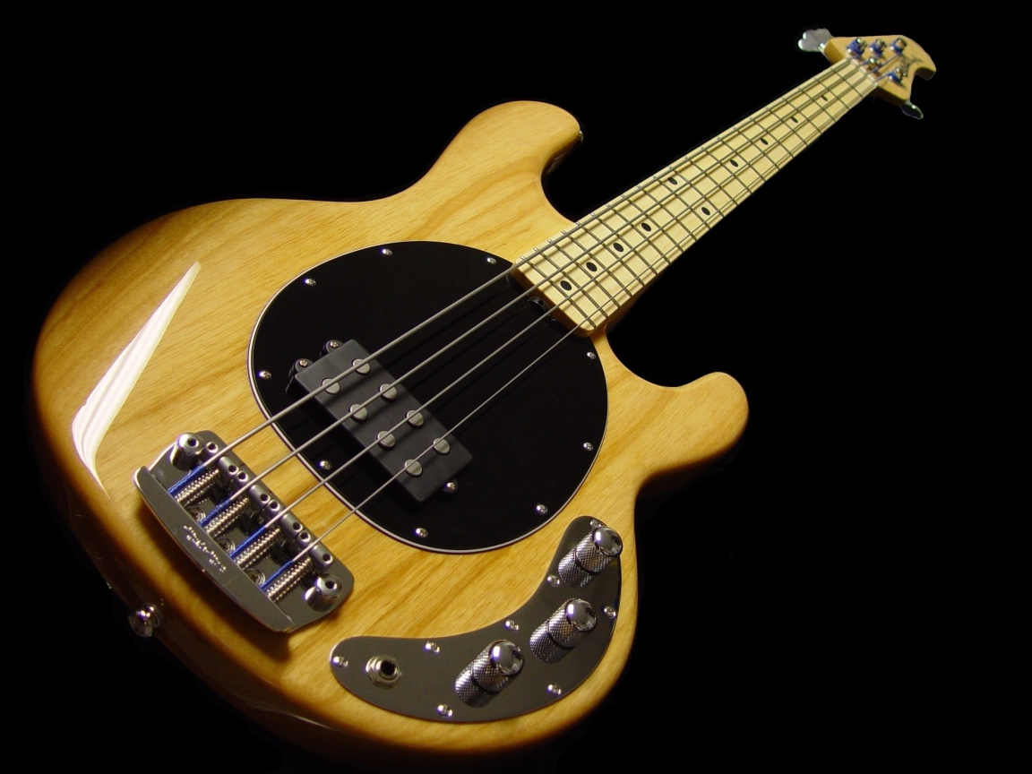 Деревянная гитара с толстыми струнами на черном фоне 