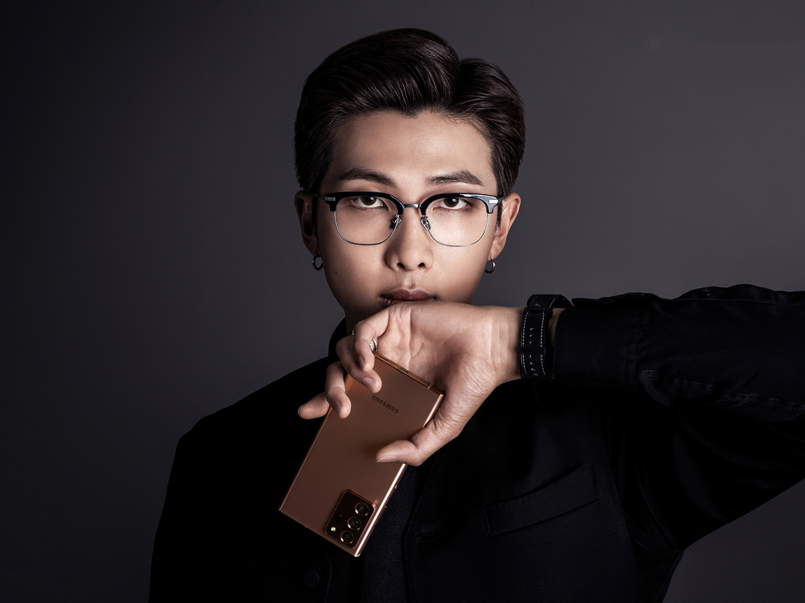 Молодой парень Rm участник группы BTS с телефоном