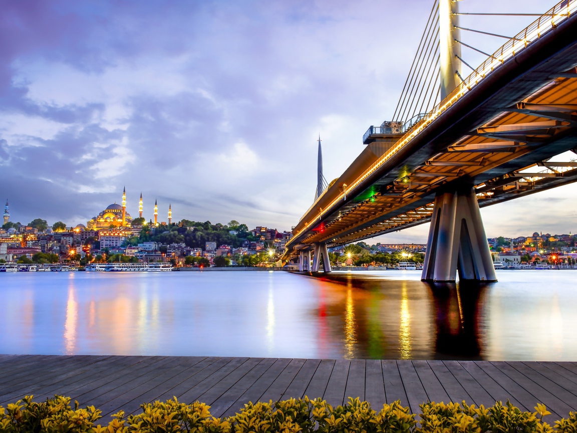 Красивый мост над рекой в сумерках 