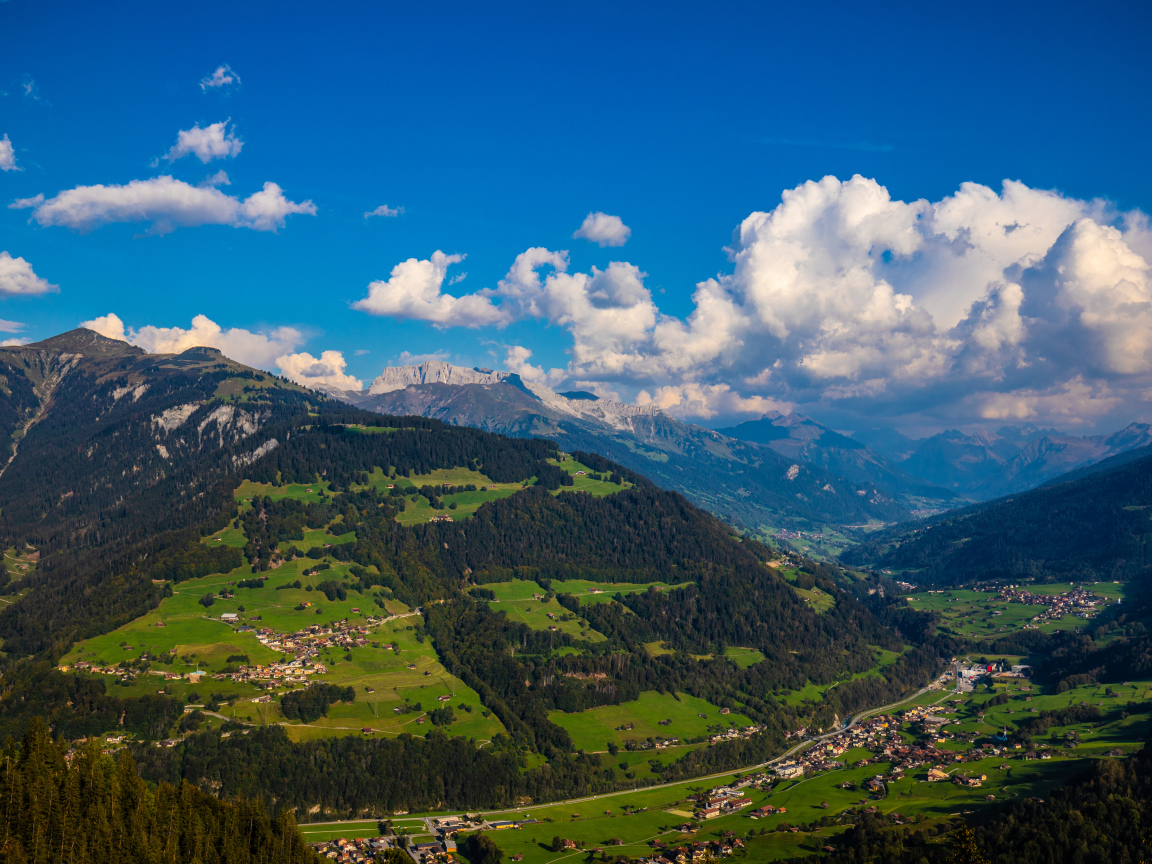 Красивый вид на гору под голубым небом с голубыми облаками 