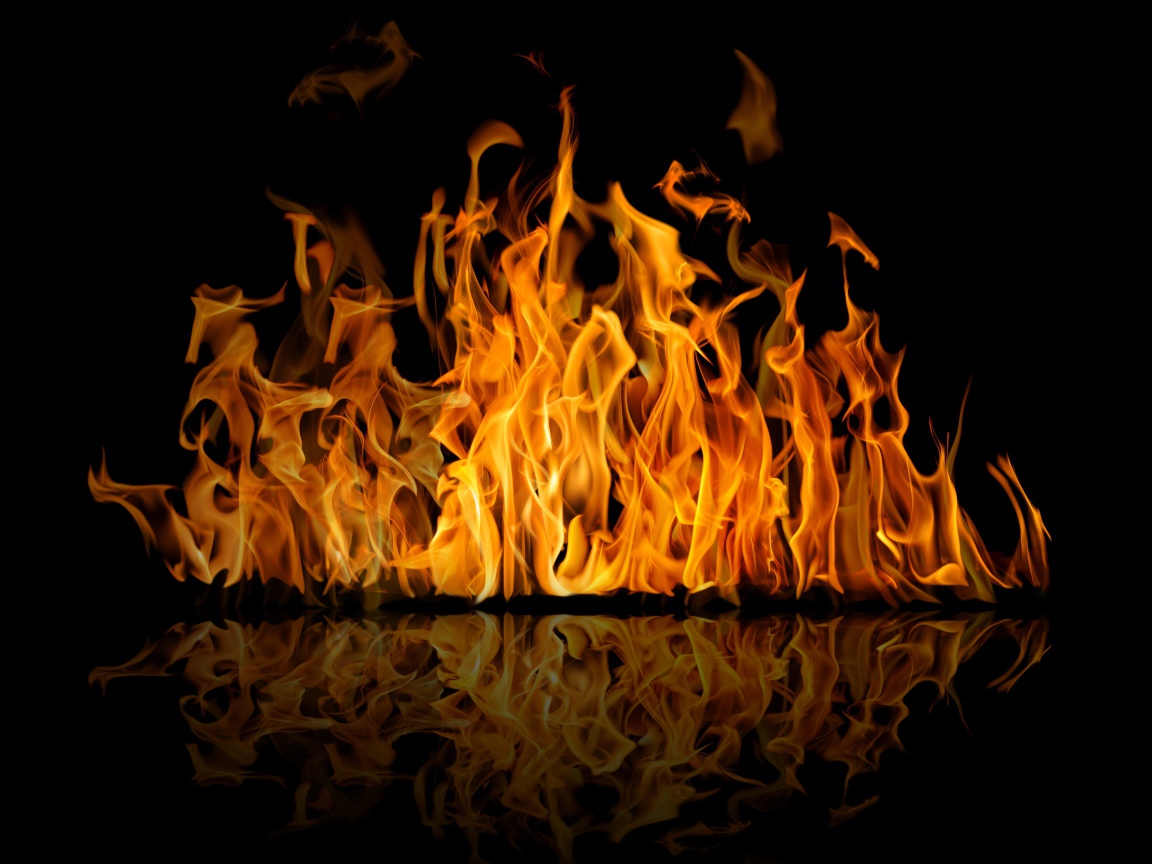 Горячий огонь отражается в черной поверхности