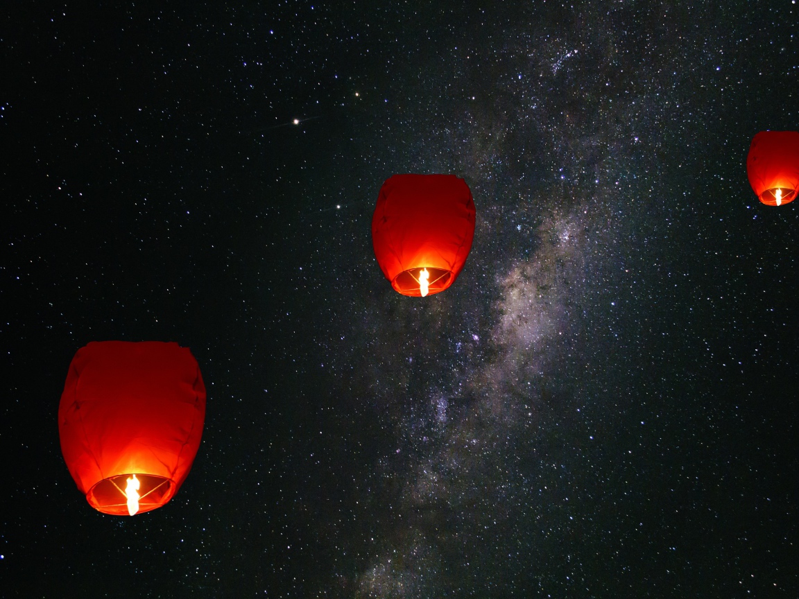 Зажженные китайские фонарики в небе 