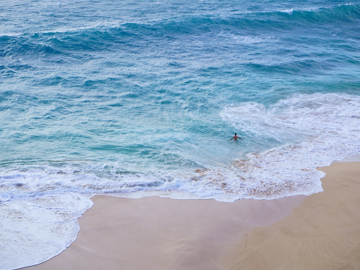 Чистый пляж с белыми морскими волнами на песке