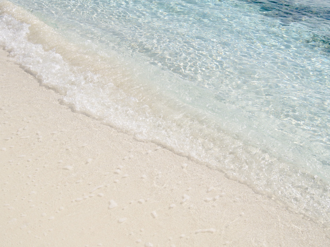 Чистая вода на белом морском песке