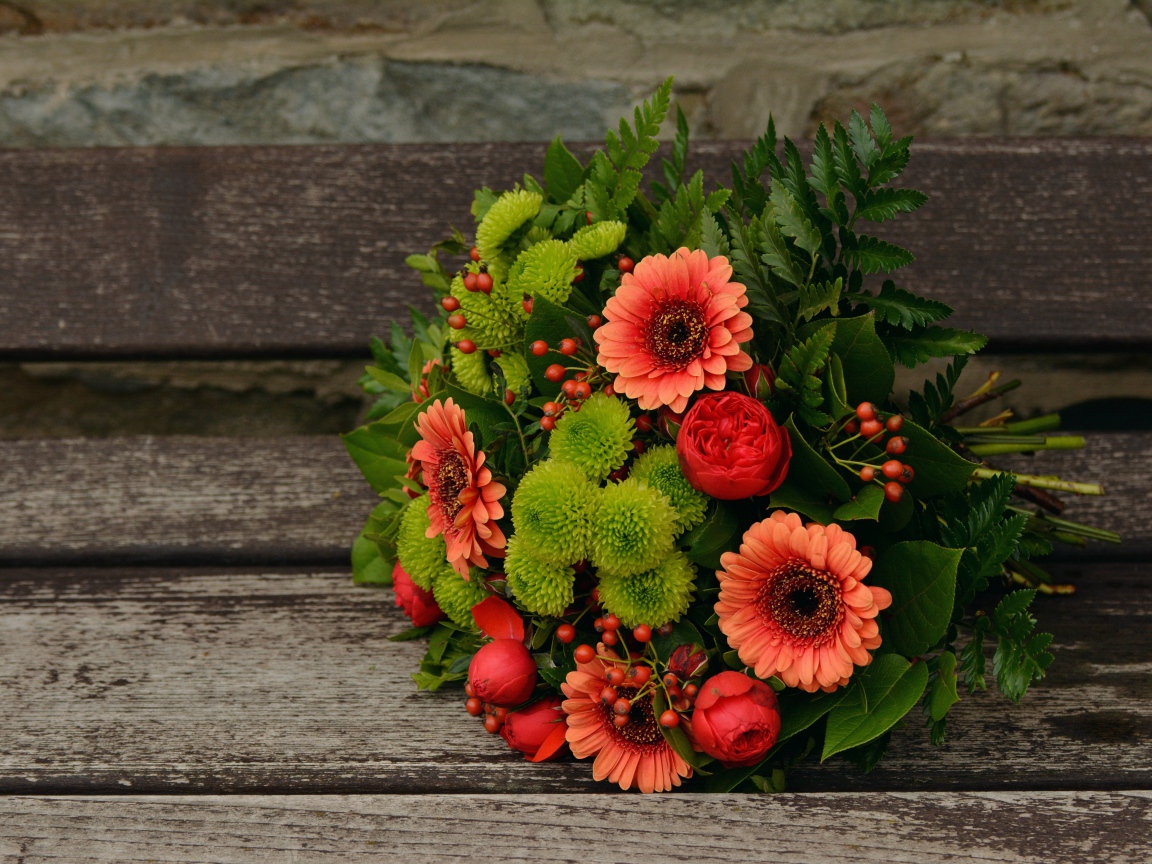 Красивый букет на деревянной лавке
