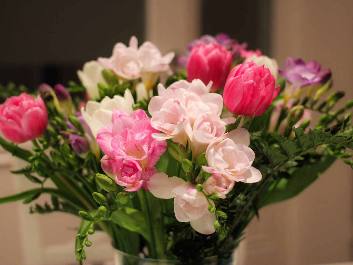 Красивый нежный весенний букет в вазе