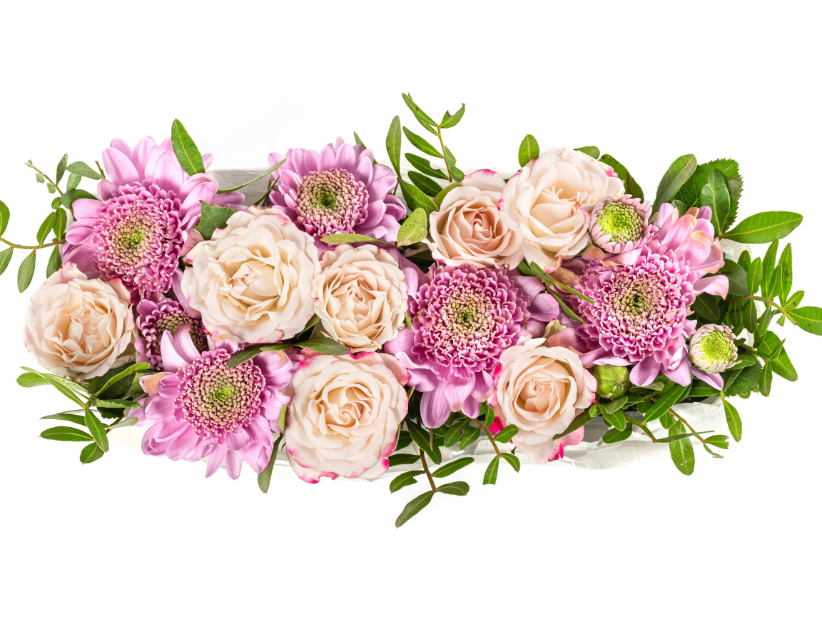 Букет хризантем с белыми розами на белом фоне 