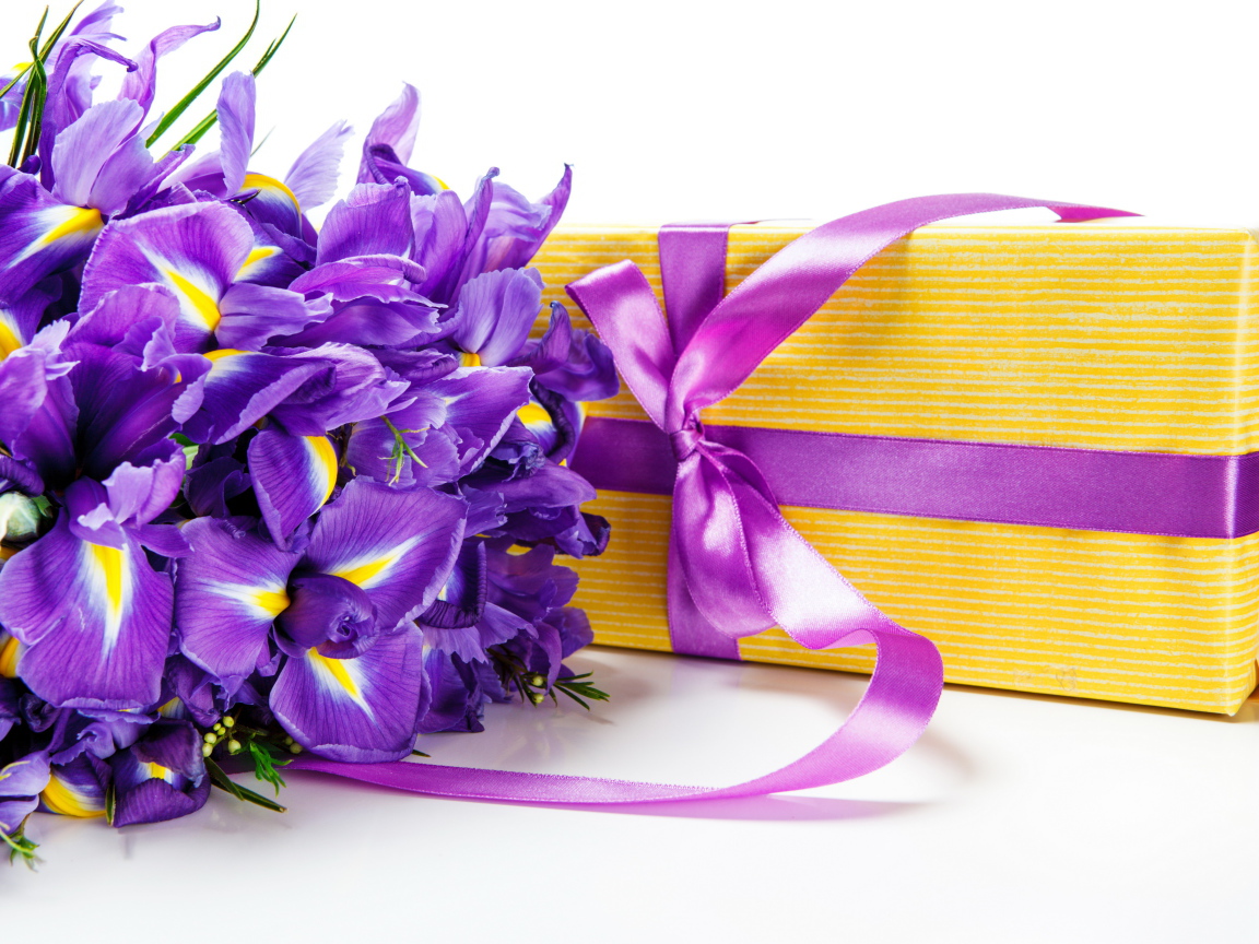 Букет цветов ириса на столе с подарком