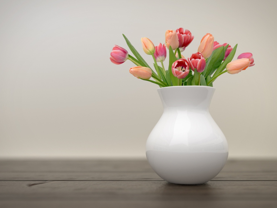 Букет тюльпанов в белой вазе на столе