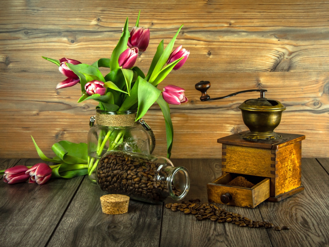 Букет тюльпанов на столе с кофе
