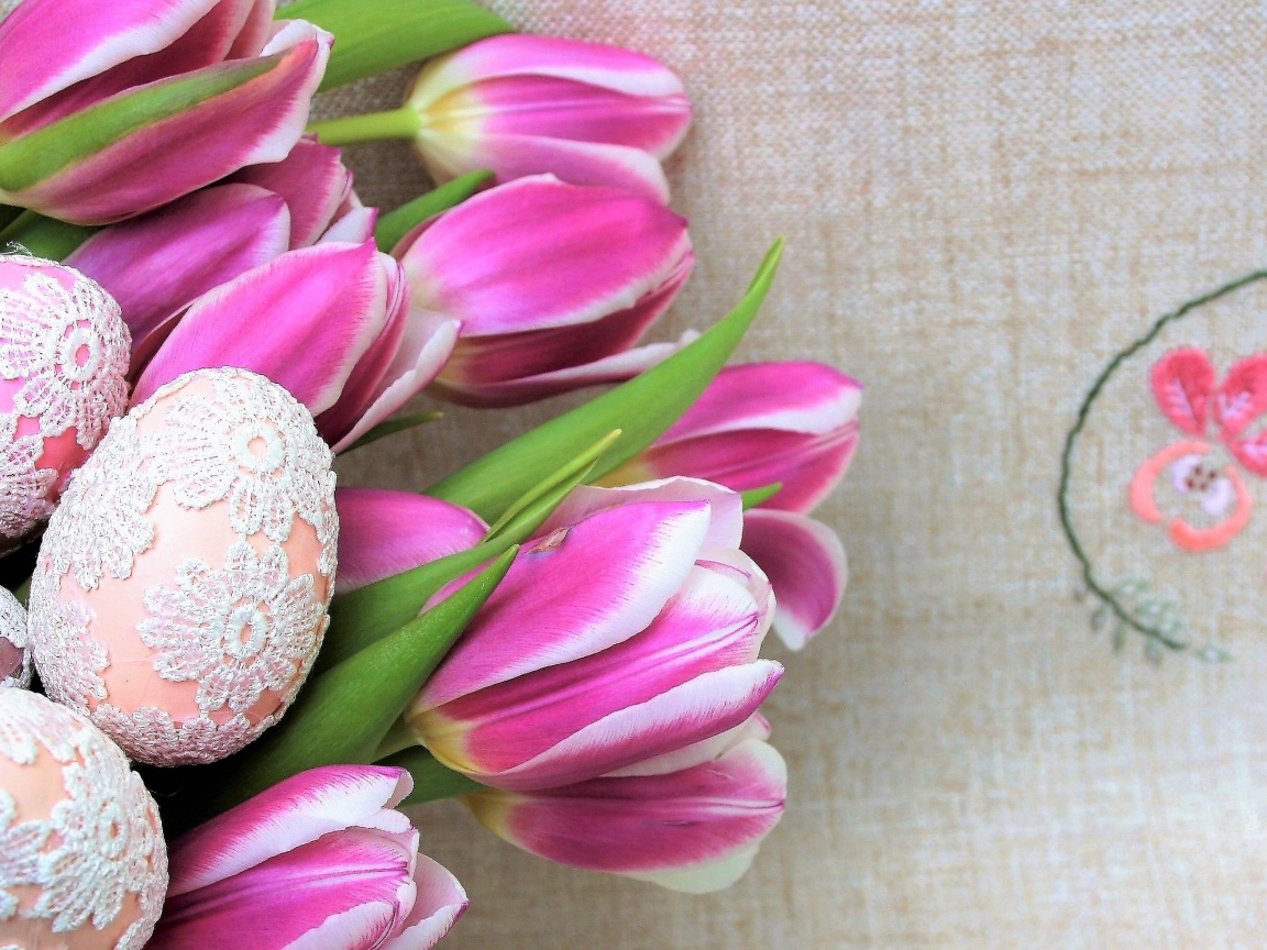 Кружевные пасхальные яйца с тюльпанами