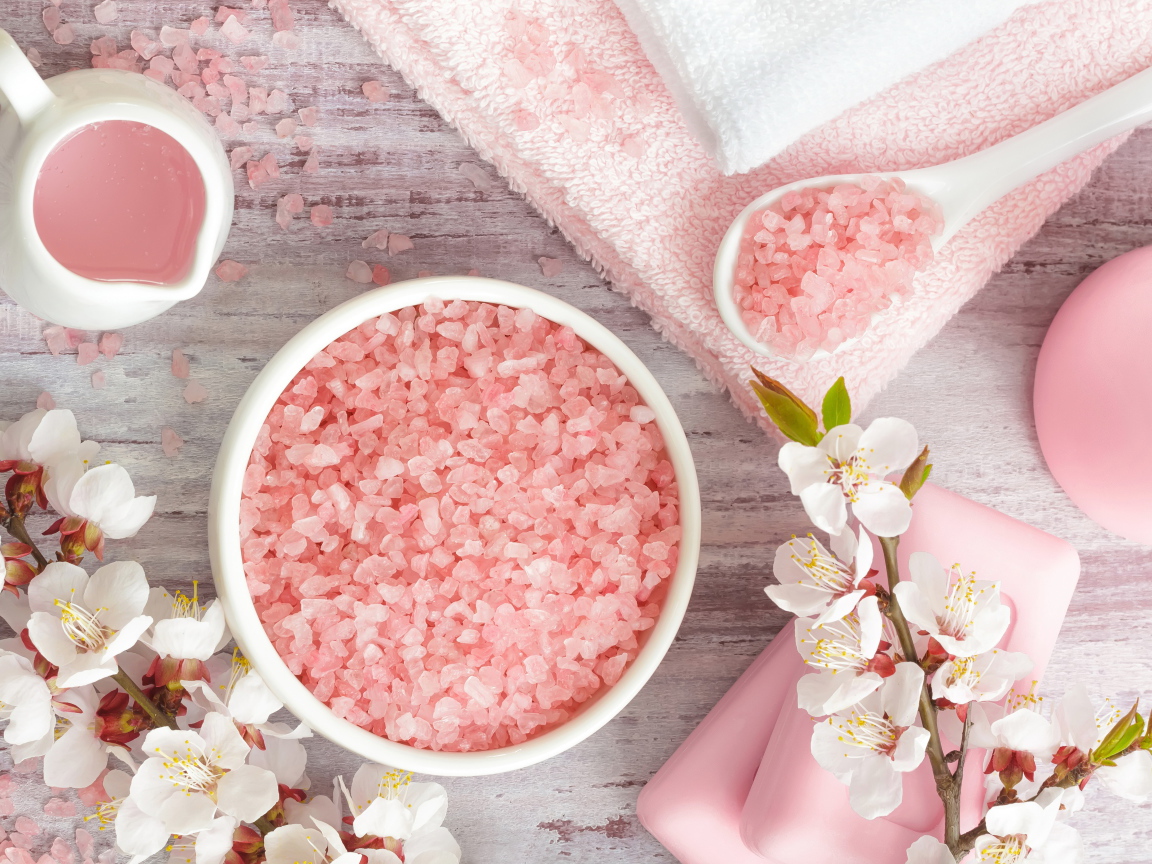 Розовая ароматная соль с цветами вишни