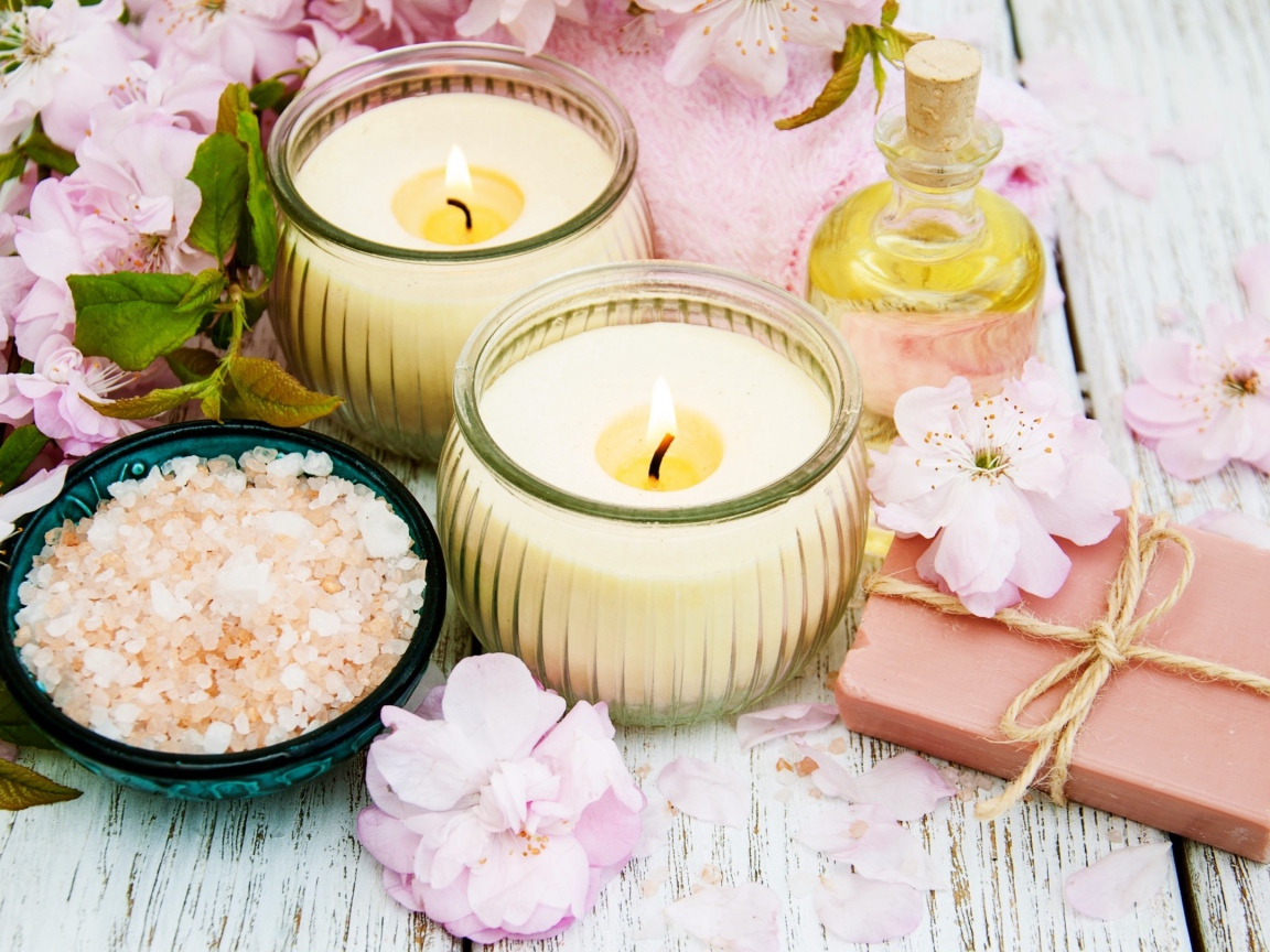 Две свечи, соль, мыло и цветы с маслом для SPA