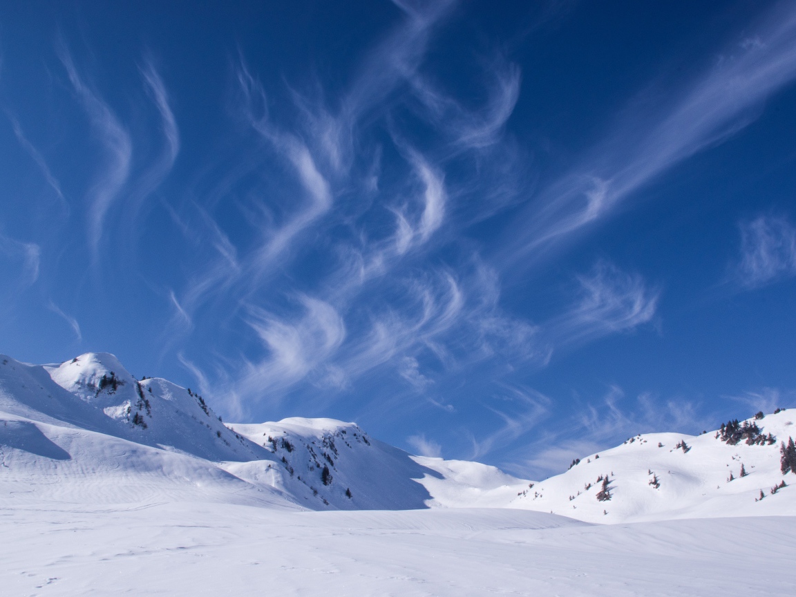 Красивое голубое небо над заснеженными горами 
