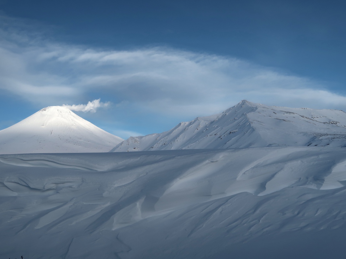 Красивые покрытые белым холодным снегом горы