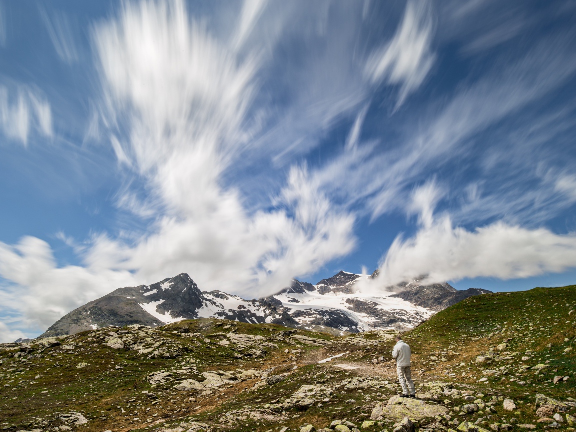 Красивое небо с белыми облаками над горой