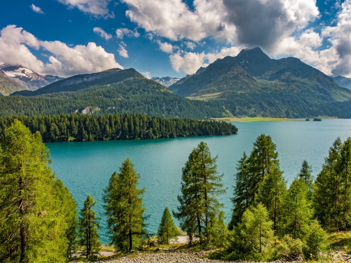 Красивый вид на горы и озеро под голубым небом