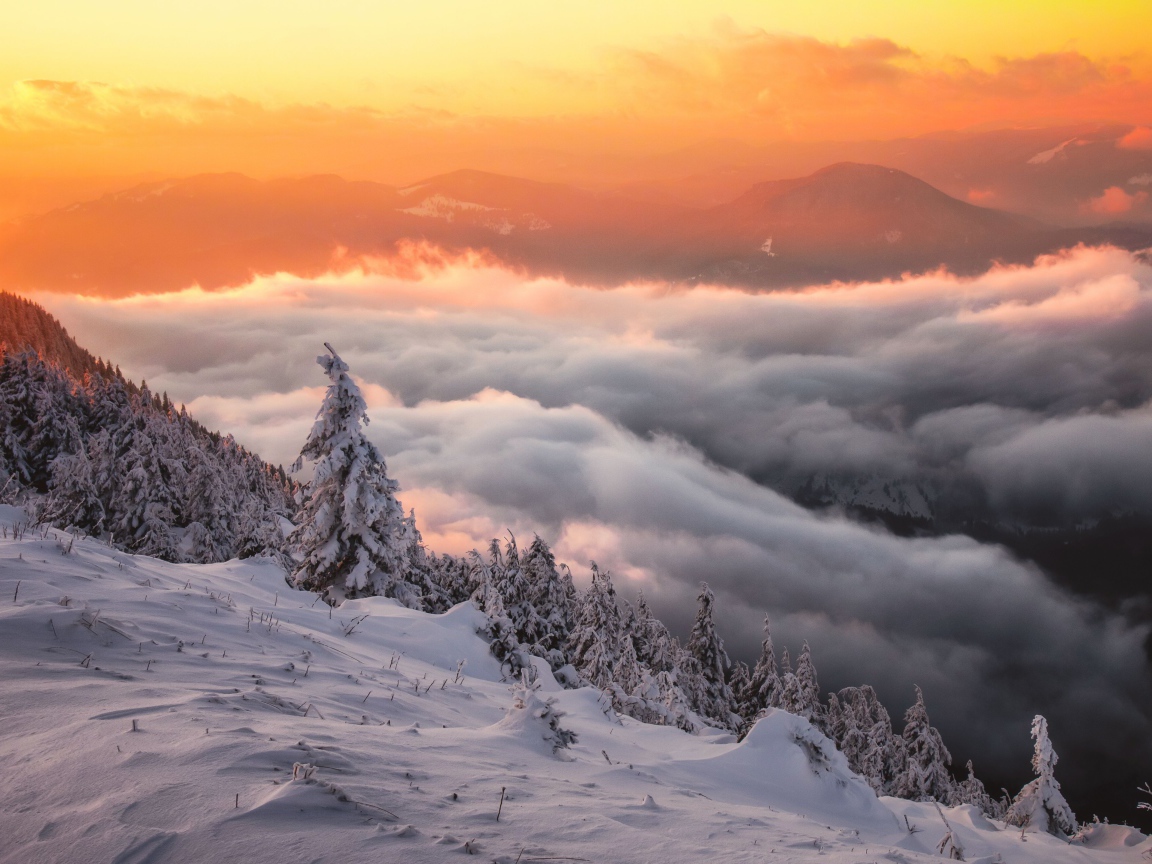 Густые облака над заснеженной горой