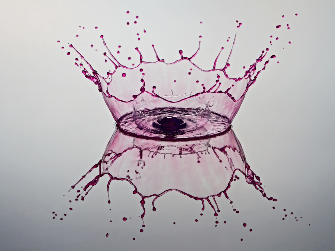 Брызги фиолетовой краски на сером фоне 