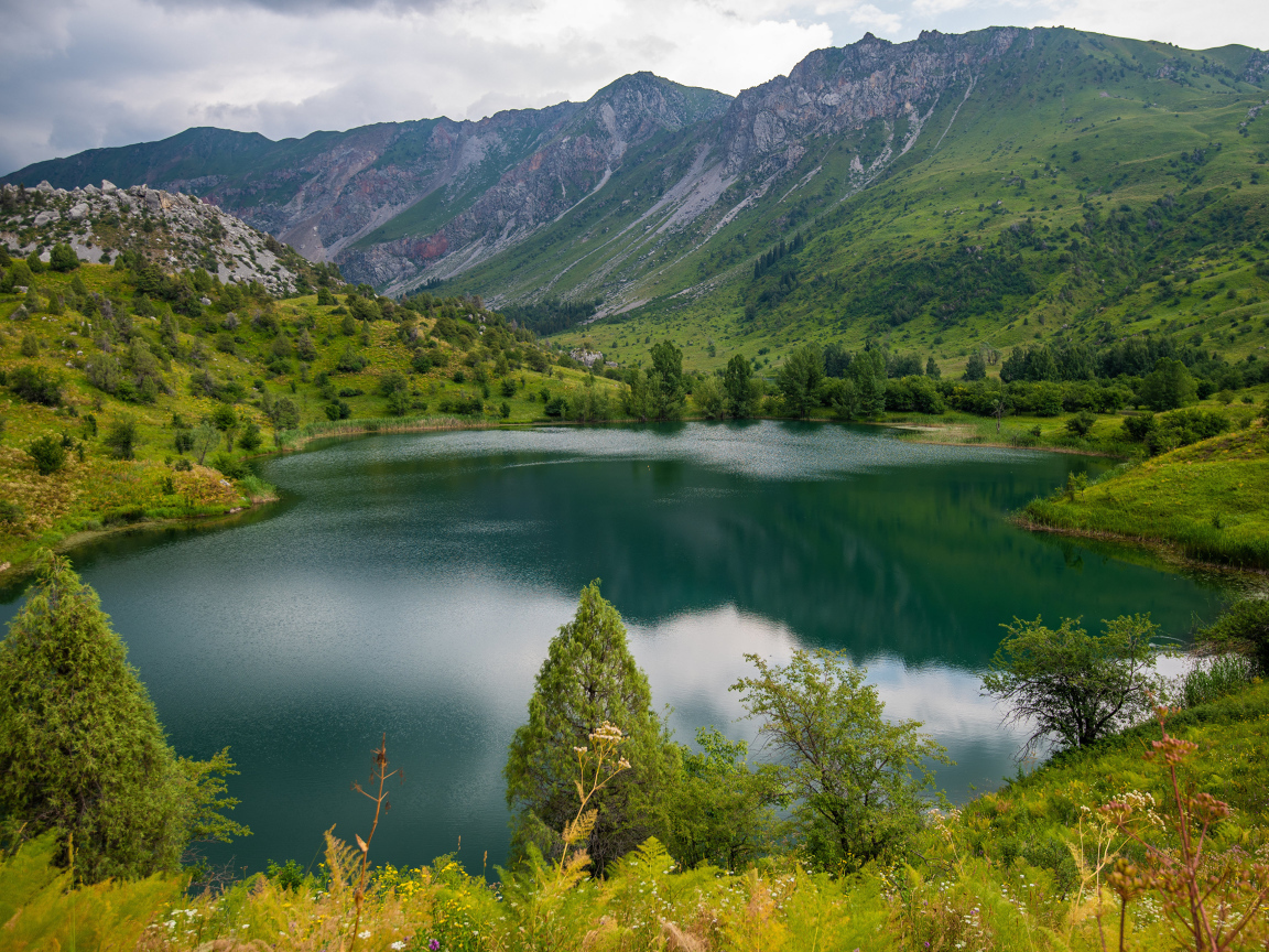 Глубокое холодное озеро в горах 
