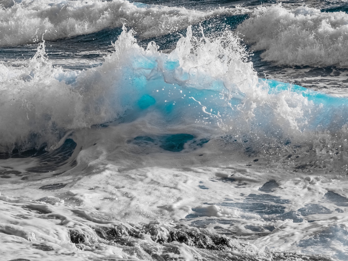 Бушующие морские волны с белой пеной 