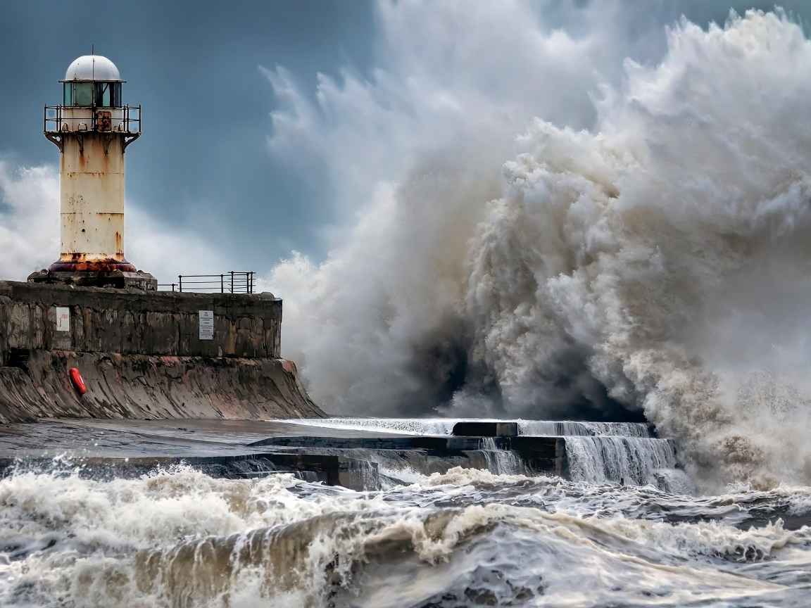 Штормовые волны бьются о маяк 