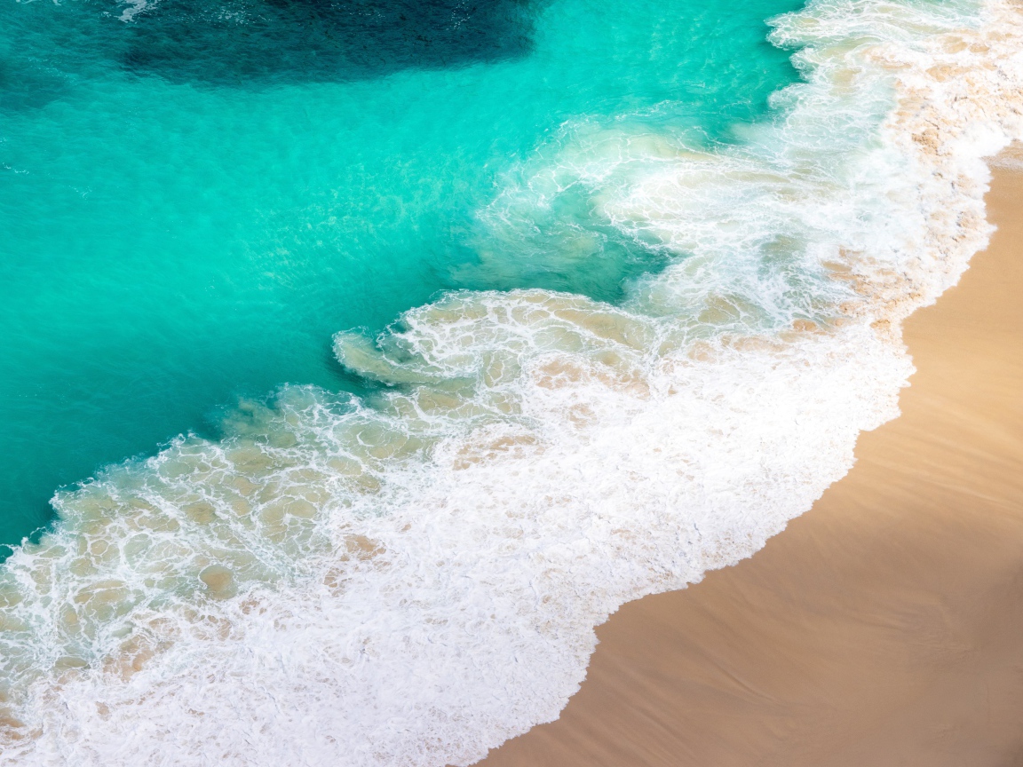 Вид сверху на белые волны прибоя 