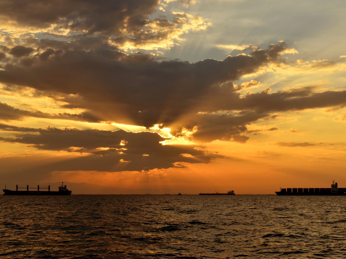 Красивый закат солнца в облаках над морем 