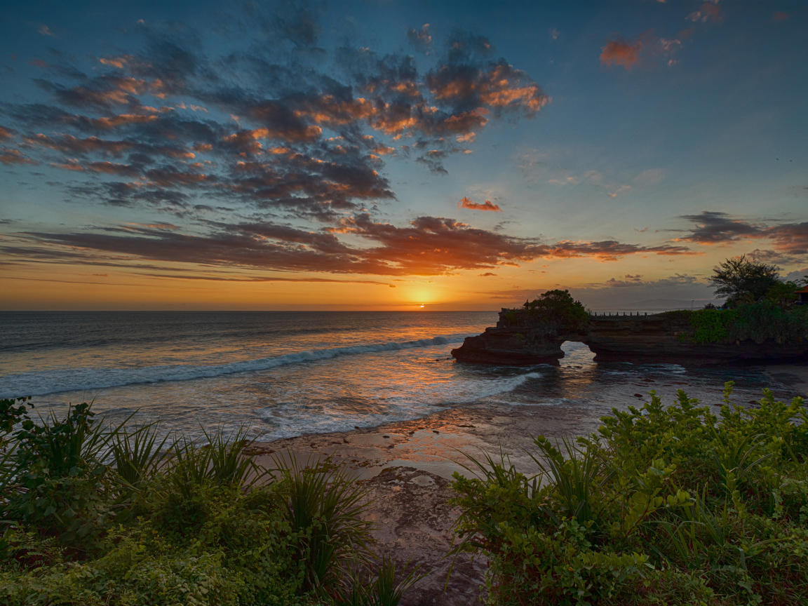 Красивый закат солнца на побережье